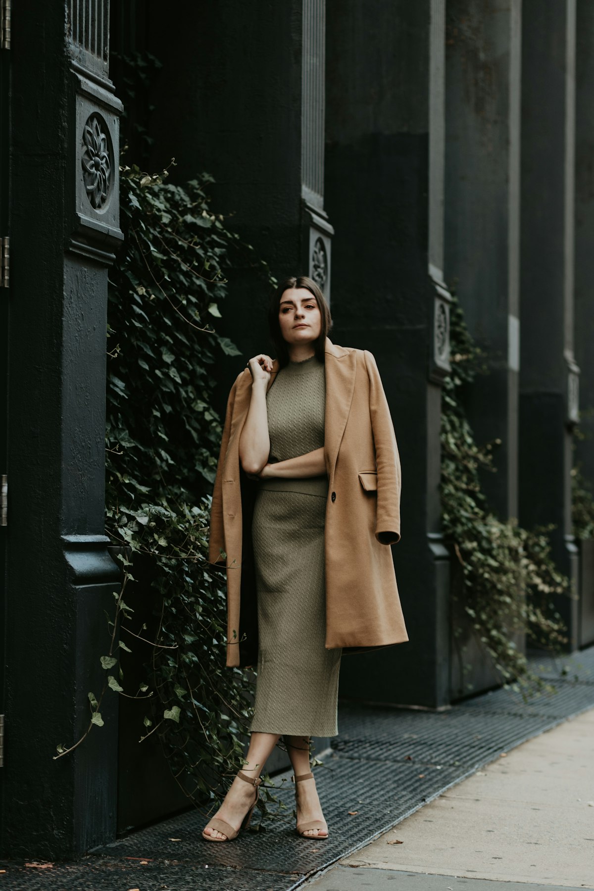 Composição de moda urbana em cenário editorial